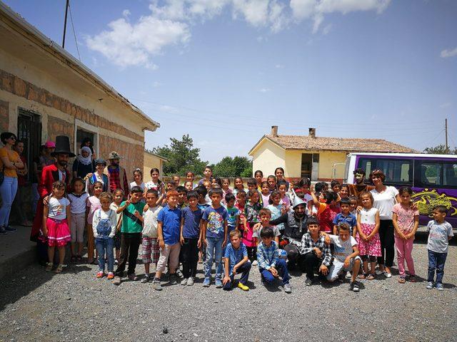 Diyarbakır'da, köyde yaşayan 500 çocuk ilk kez tiyatroyla buluştu