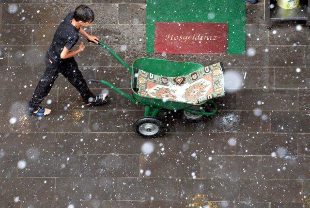 Diyarbakır'da dolu ve yağmur, hayatı olumsuz etkiledi