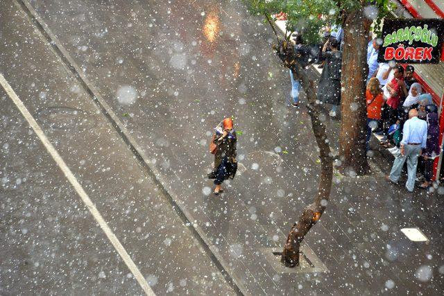 Diyarbakır'da dolu ve yağmur, hayatı olumsuz etkiledi