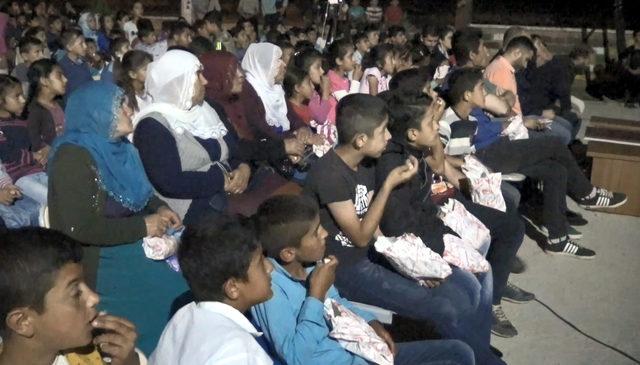 Midyat'ta köy çocukları açık havada ilk kez sinema filmi izledi