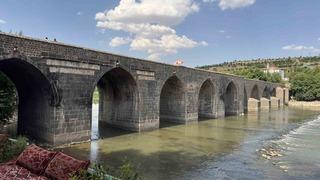 Diyarbakır’da sıcaklığın 40 dereceyi bulmasıyla tarihi mekanlar boş kaldı