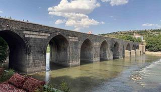 Diyarbakır&rsquo;da sıcaklığın 40 dereceyi bulmasıyla tarihi mekanlar boş kaldı
