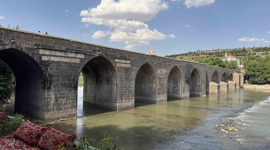Diyarbakır&rsquo;da sıcaklığın 40 dereceyi bulmasıyla tarihi mekanlar boş kaldı