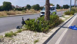 Ağaca &ccedil;arpan motosikletin s&uuml;r&uuml;c&uuml;s&uuml; yaşam m&uuml;cadelesini kaybetti