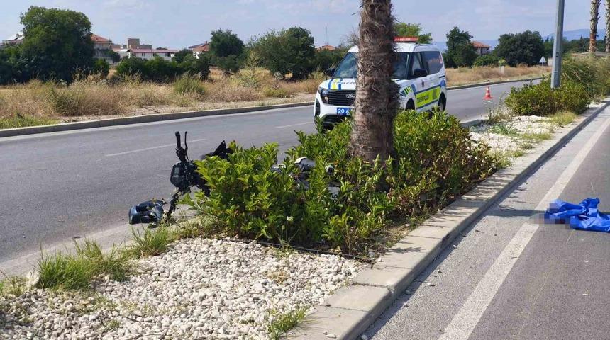 Ağaca &ccedil;arpan motosikletin s&uuml;r&uuml;c&uuml;s&uuml; yaşam m&uuml;cadelesini kaybetti