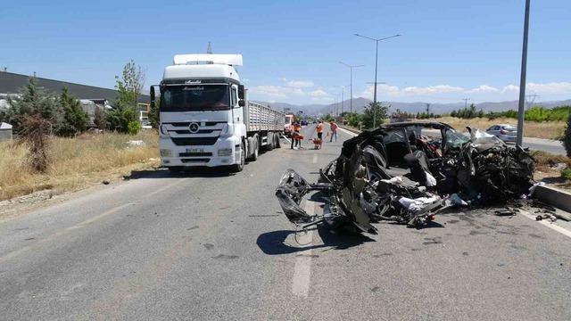 Tıra arkadan &ccedil;arpan otomobil hurdaya d&ouml;nd&uuml;: 1 yaralı 5