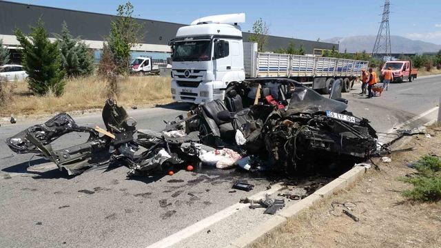 Tıra arkadan &ccedil;arpan otomobil hurdaya d&ouml;nd&uuml;: 1 yaralı 4