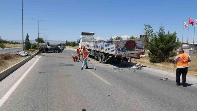 Tıra arkadan &ccedil;arpan otomobil hurdaya d&ouml;nd&uuml;: 1 yaralı 3
