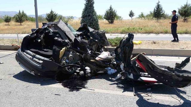 Tıra arkadan &ccedil;arpan otomobil hurdaya d&ouml;nd&uuml;: 1 yaralı 2