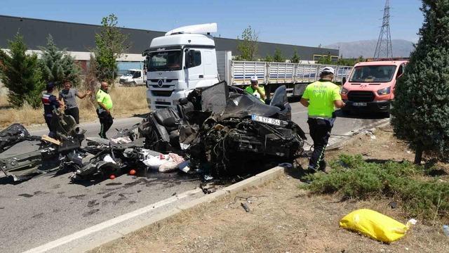 Tıra arkadan &ccedil;arpan otomobil hurdaya d&ouml;nd&uuml;: 1 yaralı 1