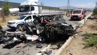 Tıra arkadan &ccedil;arpan otomobil hurdaya d&ouml;nd&uuml;