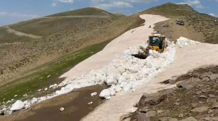Temmuz ayında karla m&uuml;cadele devam ediyor