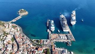 Bir g&uuml;nde 4 gemi yanaştı: 9 bin 300 turist sokaklara akın etti