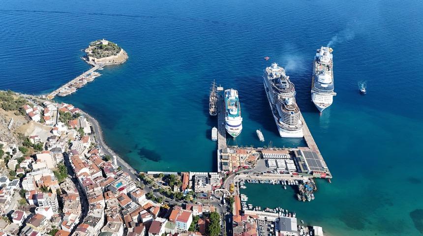Bir g&uuml;nde 4 gemi yanaştı: 9 bin 300 turist sokaklara akın etti