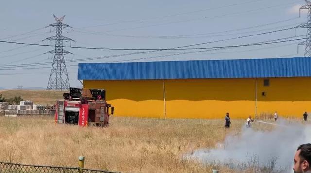 Anız yangınında zamanında müdahale dükkanları korudu 1
