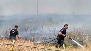 Son dakika: Anız yangınında zamanında m&uuml;dahale d&uuml;kkanları korudu