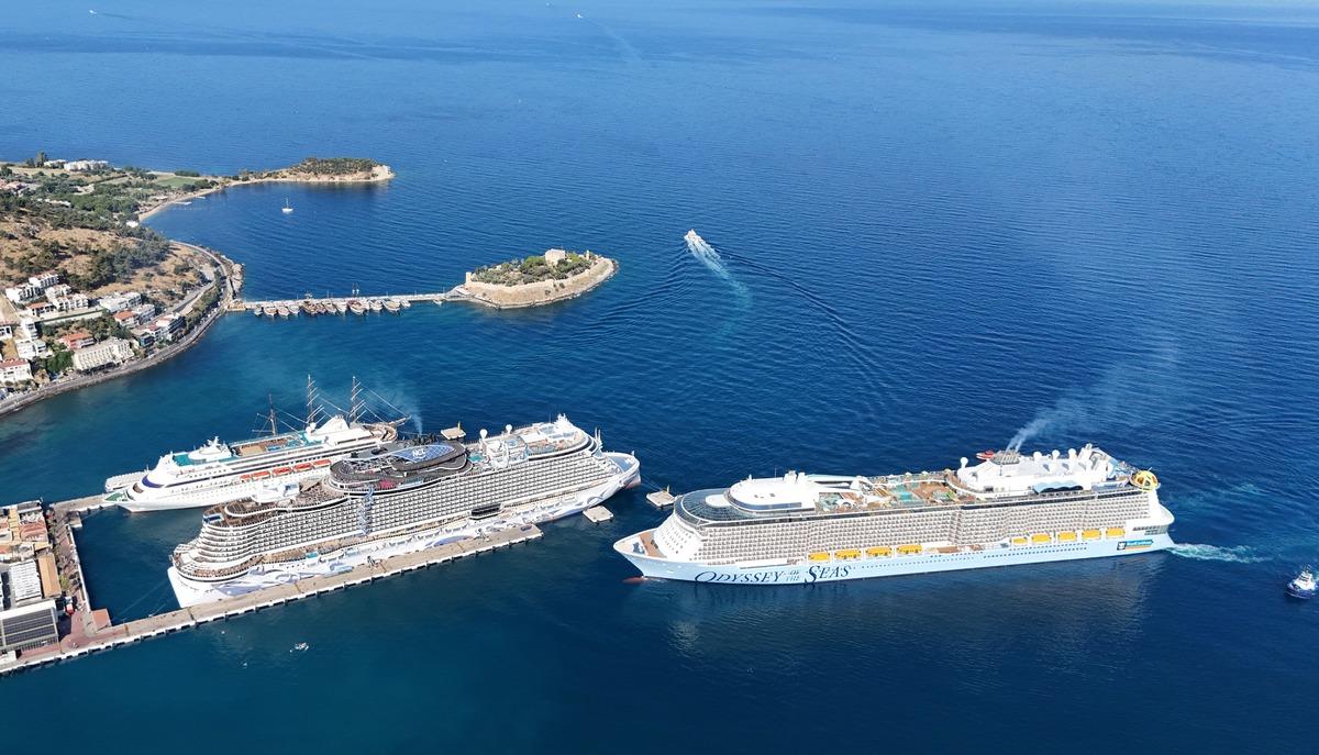 Bir günde 4 gemi yanaştı: 9 bin 300 turist sokaklara akın etti 2