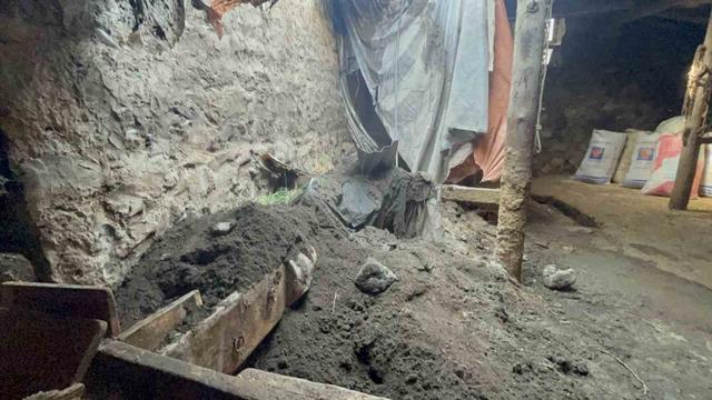 Kars’ta sağanak yağış ahırı çökertti 1