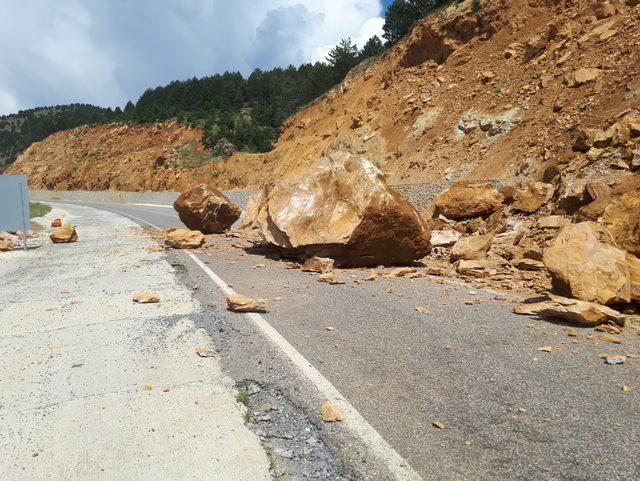 Dağdan kopan kaya parçaları yolu kapattı