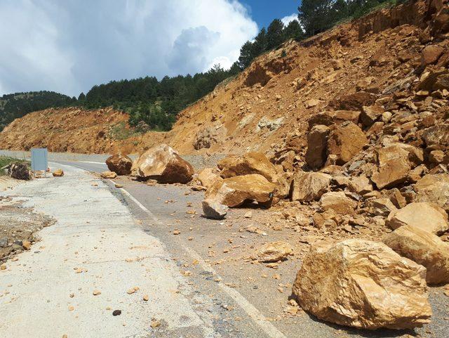Dağdan kopan kaya parçaları yolu kapattı