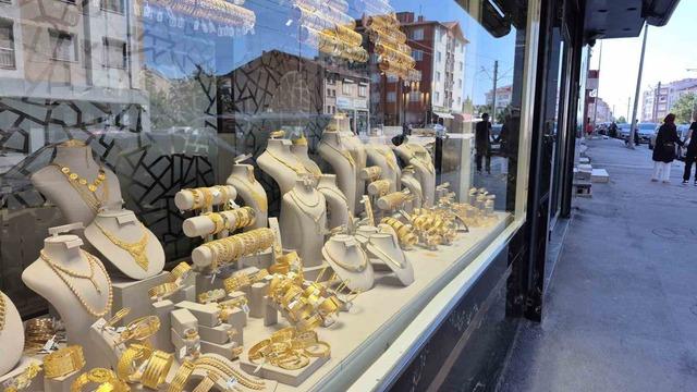 Yaşlı adam 1 milyon TL dolandırılmaktan son anda kurtarıldı 3