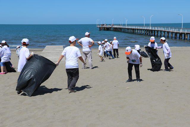 Öğrenciler, kumsalda çöp topladı