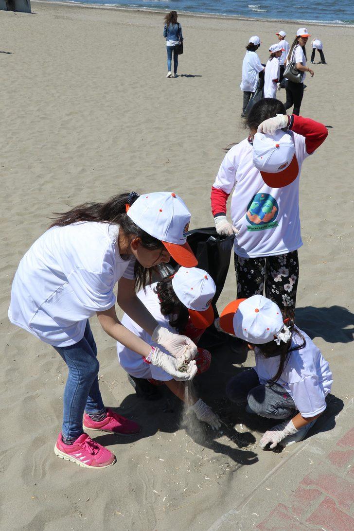 Öğrenciler, kumsalda çöp topladı