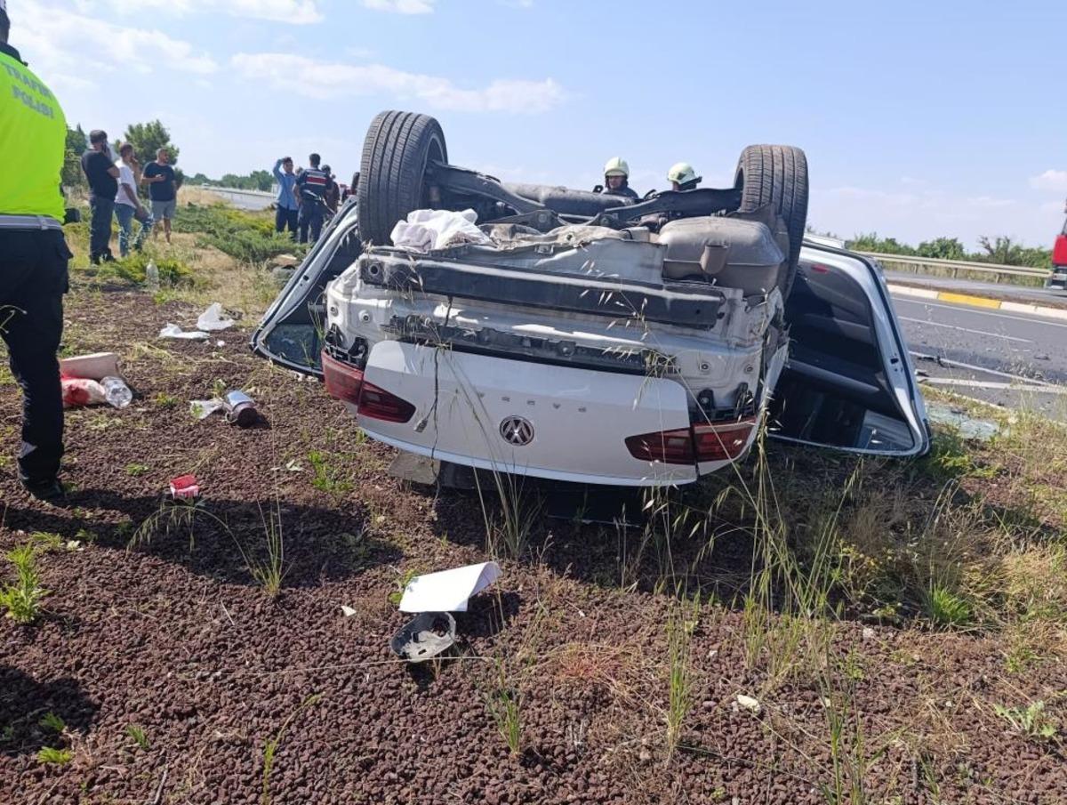 Konya’da refüje çarpan otomobil hurdaya döndü: 3 yaralı 1