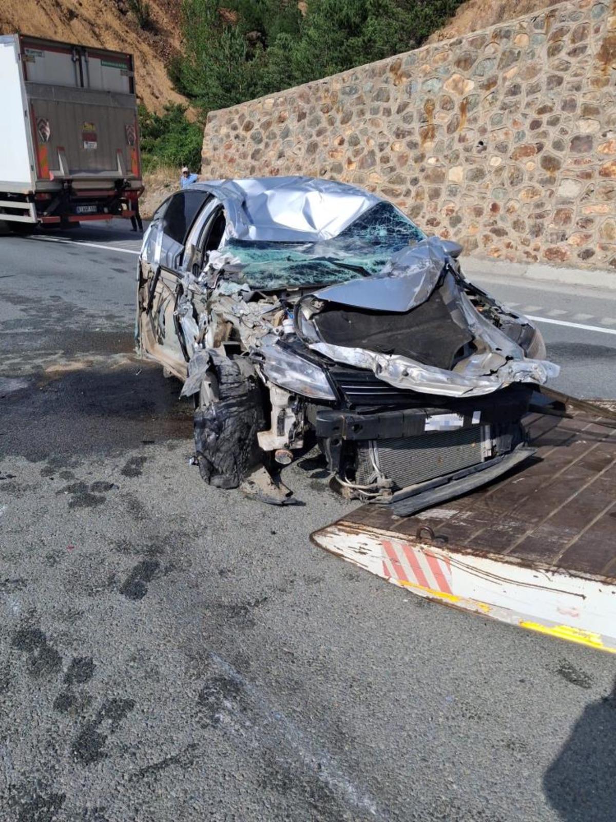 Tünel çıkışında kamyona çarpan otomobil takla attı: 1 yaralı 1