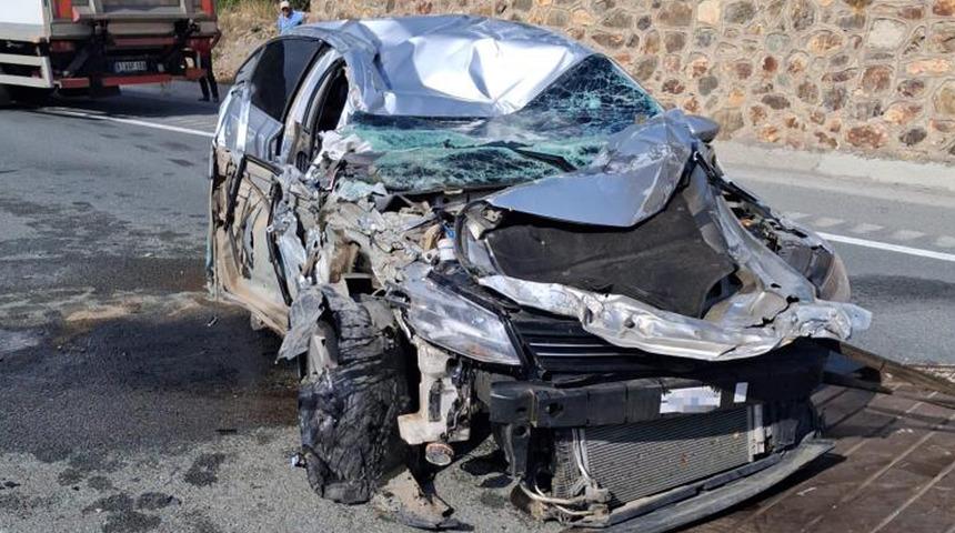 T&uuml;nel &ccedil;ıkışında kamyona &ccedil;arpan otomobil takla attı: 1 yaralı