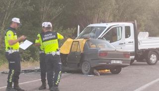 Sivas'ta kamyonetle otomobil &ccedil;arpıştı: 1 &ouml;l&uuml;, 2 yaralı