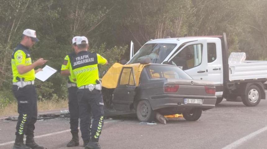 Sivas'ta kamyonetle otomobil &ccedil;arpıştı: 1 &ouml;l&uuml;, 2 yaralı
