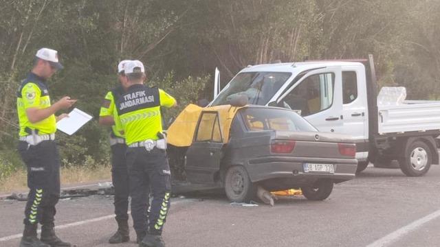 Sivas'ta kamyonetle otomobil çarpıştı: 1 ölü, 2 yaralı