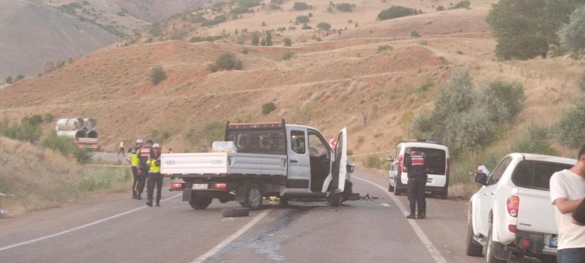 Sivas ta kamyonetle otomobil &ccedil;arpıştı: 1 &ouml;l&uuml;, 2 yaralı 1