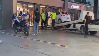 Bağcılar&rsquo;da akaryakıt istasyonundaki otomobil markete daldı