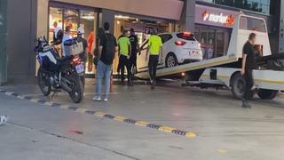 Bağcılar’da akaryakıt istasyonundaki otomobil markete daldı; müşteri yaralandı