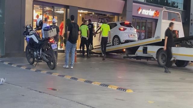 Bağcılar’da akaryakıt istasyonundaki otomobil markete daldı; müşteri yaralandı