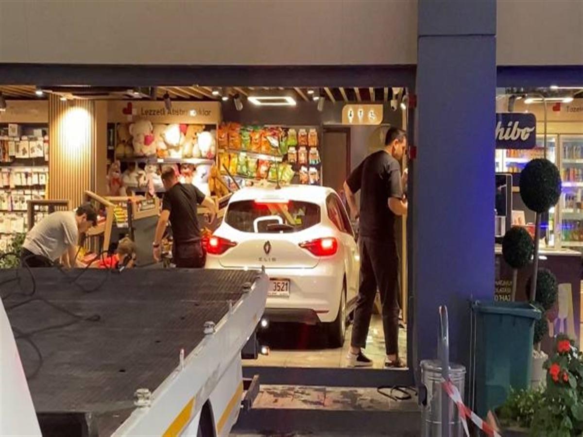 Bağcılar&rsquo;da akaryakıt istasyonundaki otomobil markete daldı; m&uuml;şteri yaralandı 1