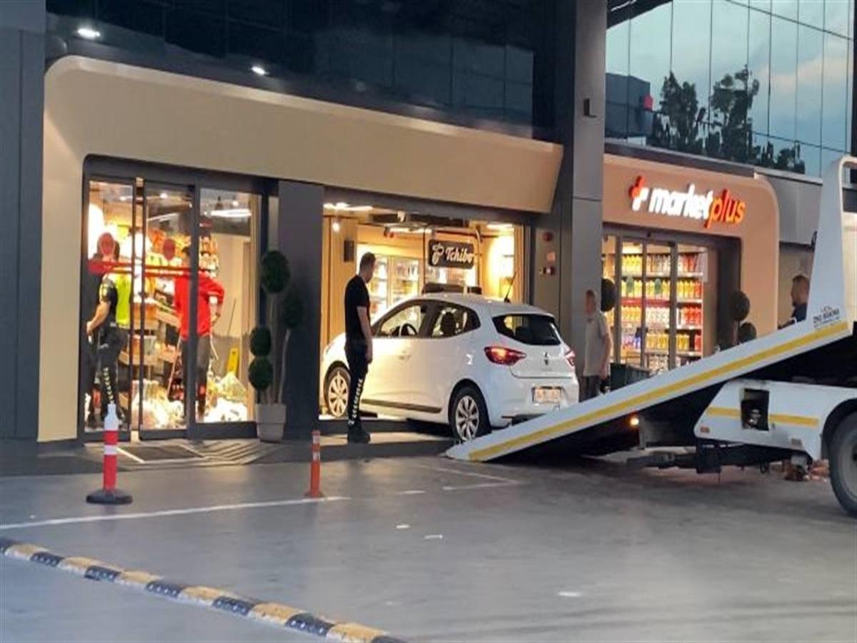 Bağcılar&rsquo;da akaryakıt istasyonundaki otomobil markete daldı; m&uuml;şteri yaralandı 2