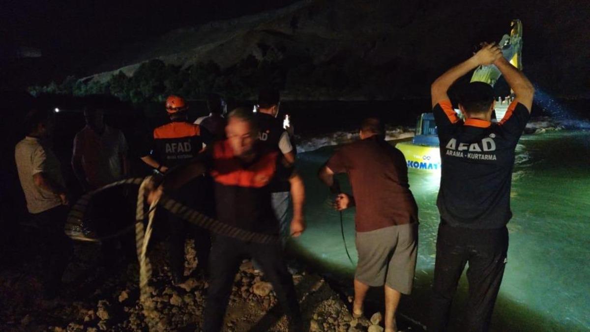 Kezer Çayı nda mahsur kalan genç, kepçeyle kurtarıldı 1