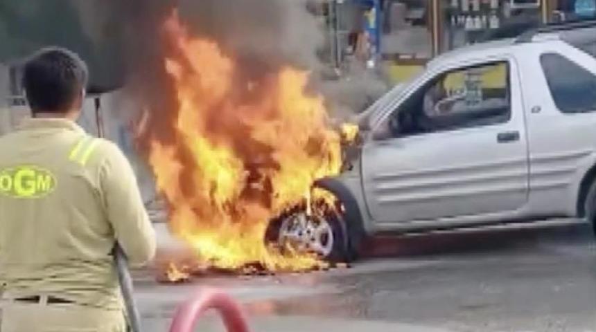 Yıllarca para biriktirdi, satın aldığı ara&ccedil; alev alev yandı