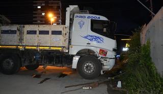 Direksiyon başında fenalaşan s&uuml;r&uuml;c&uuml;, istinat duvarına &ccedil;arptı