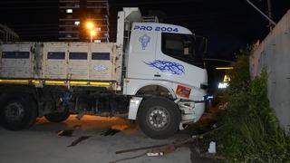 Direksiyon başında fenalaşan sürücü, istinat duvarına çarptı