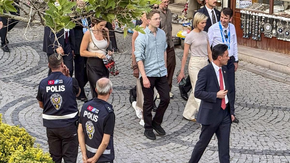 İzlanda Başbakanı Frostadottir, Ankara Kalesi ni gezdi 1