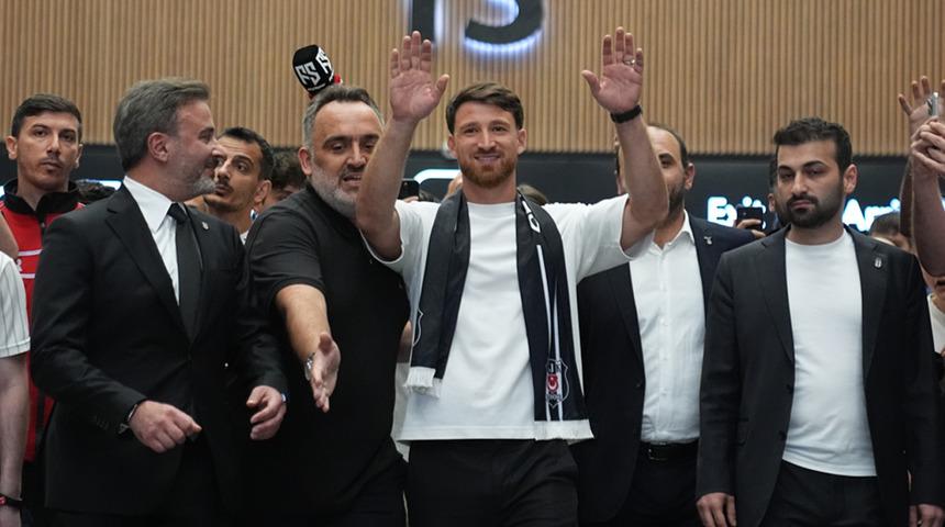 Beşiktaş'ın prensip anlaşmasına vardığı milli futbolcu Salih &Ouml;zcan, İstanbul'a geldi