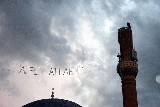 Diyarbakır'da yıldırım düşen caminin minaresi, yıkıldı