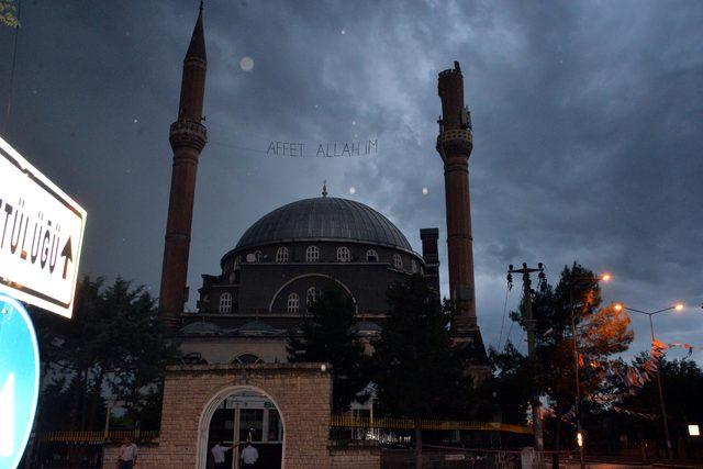 Diyarbakır'da yıldırım düşen caminin minaresi, yıkıldı