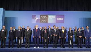 D&uuml;nya mehteri yeniden hatırladı, Macron&rsquo;un g&ouml;zl&uuml;kleri, Meloni ile Trump arasındaki soğuk r&uuml;zgarlar! İşte karşınızda NATO panorama