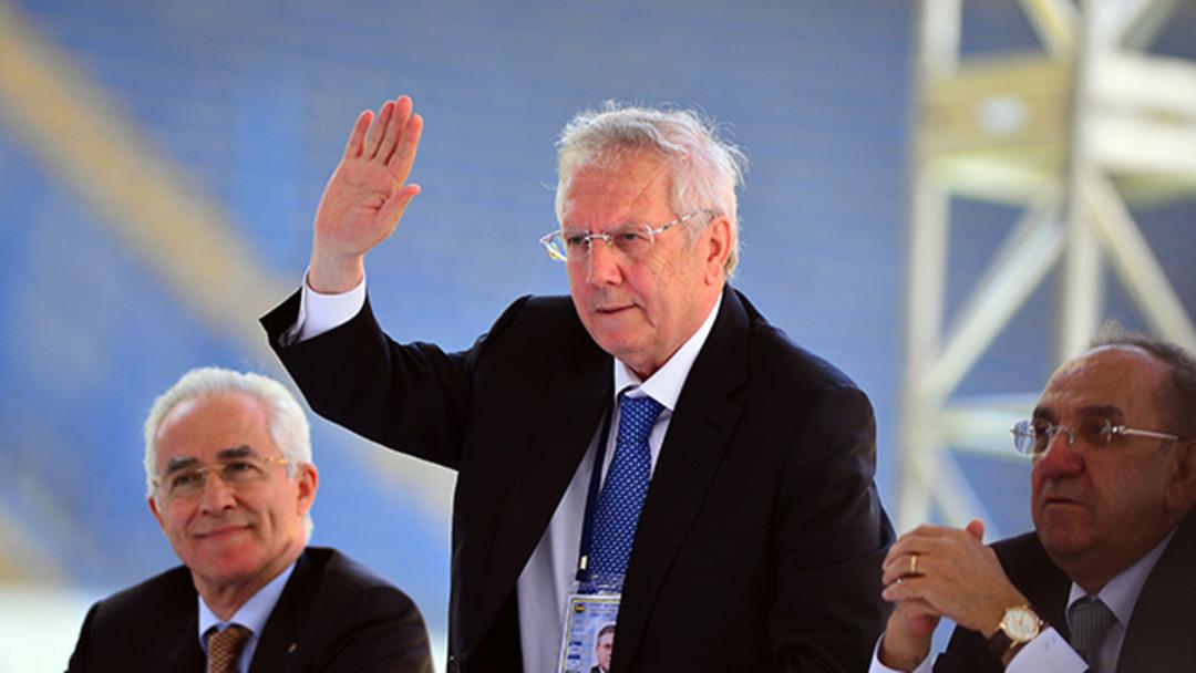 Aziz Yıldırım se&ccedil;imi kaybedince helva dağıttı!