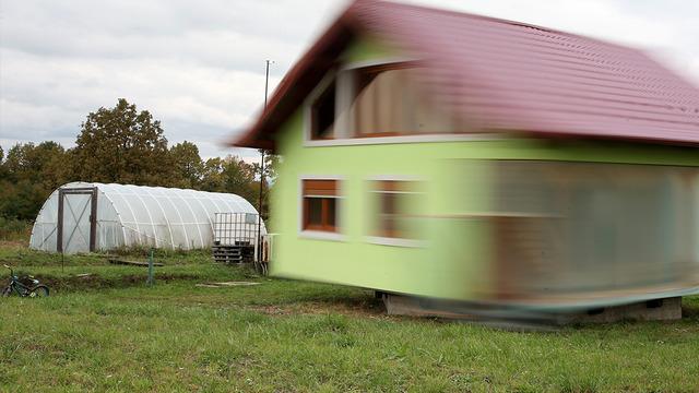 Sürekli değişim isteyen eşi için 360 derece dönen ev yaptı